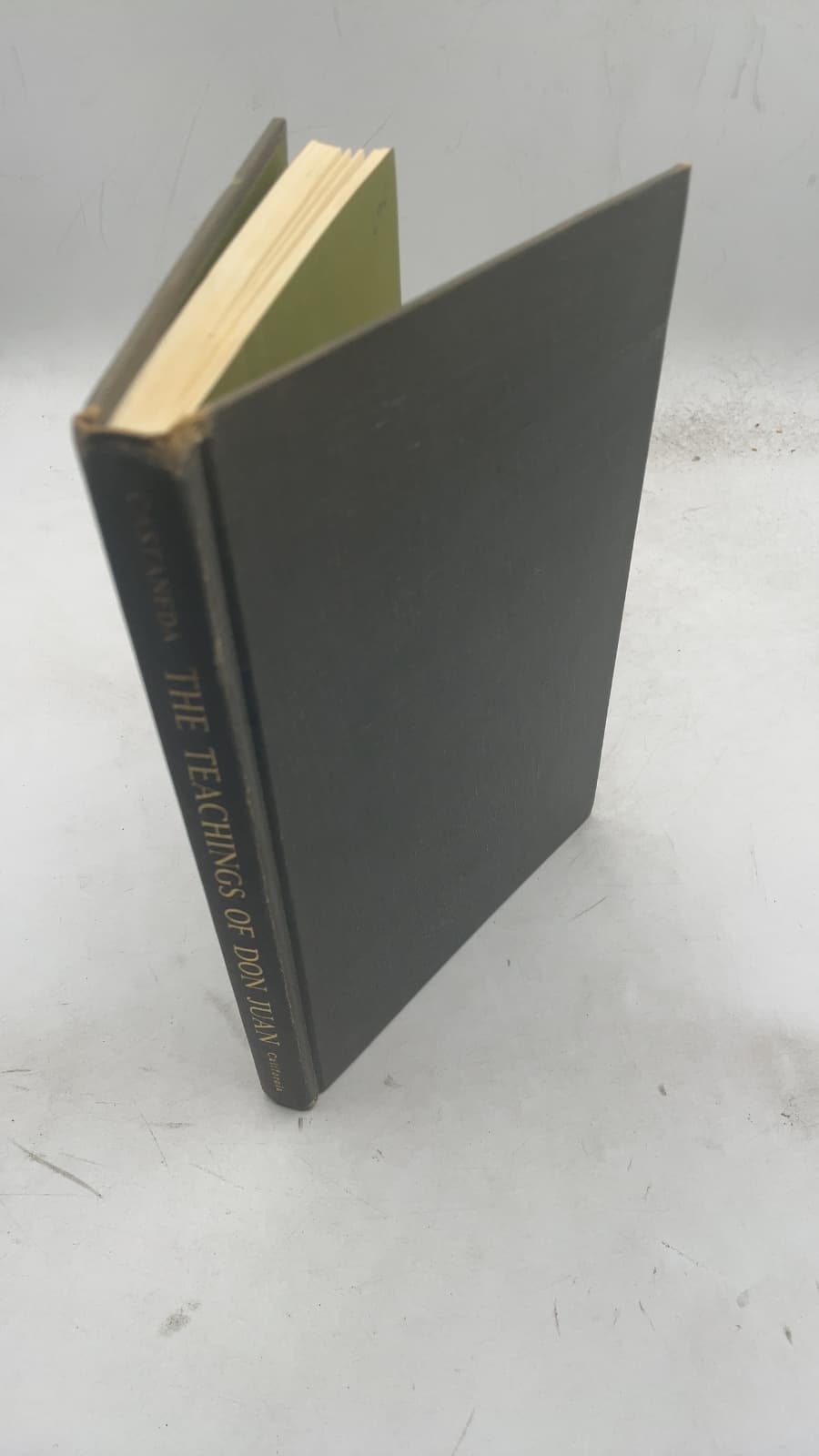 THE Teachings OF DON Juan: A Yaqui Way of Knowledge by Carlos Castaneda - front cover
