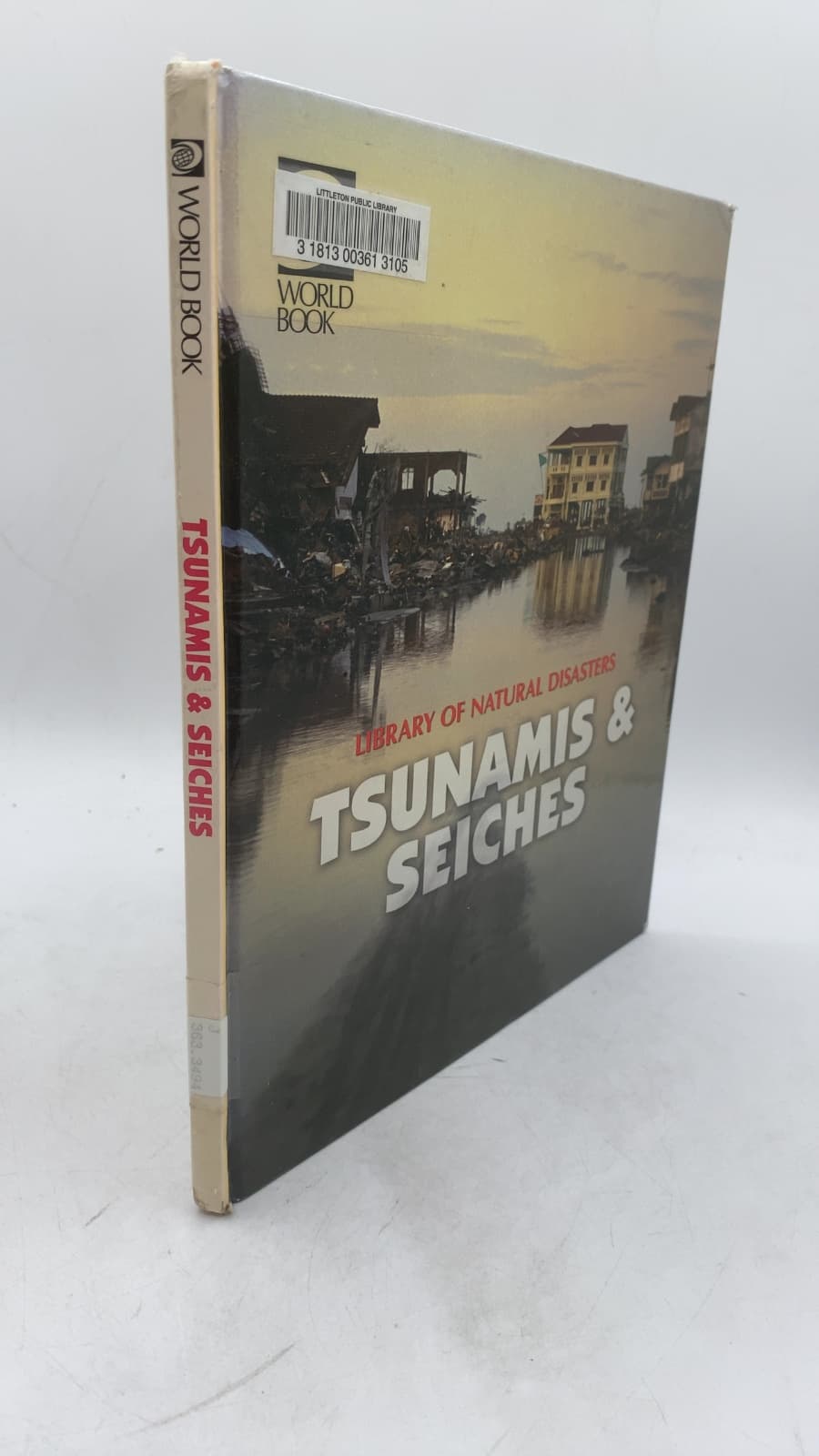 Tsunamis & Seiches by Anna Claybourne - front cover
