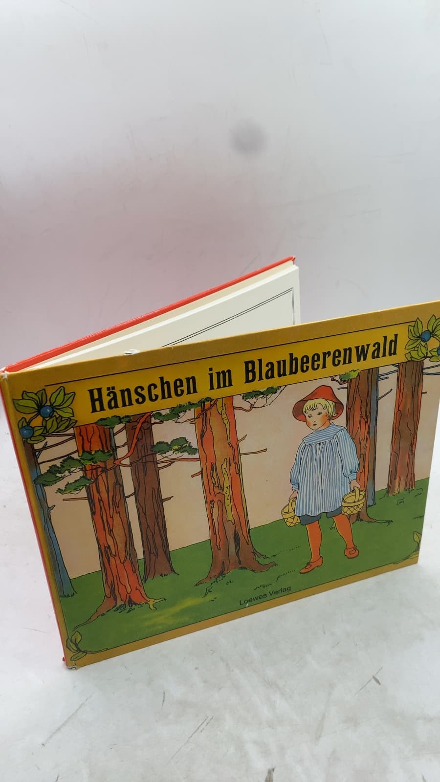 Hänschen im Blaubeerenwald by Elsa Beskow - front cover