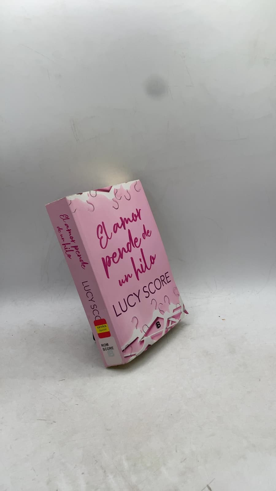 El amor pende de un hilo by Lucy Score - front cover