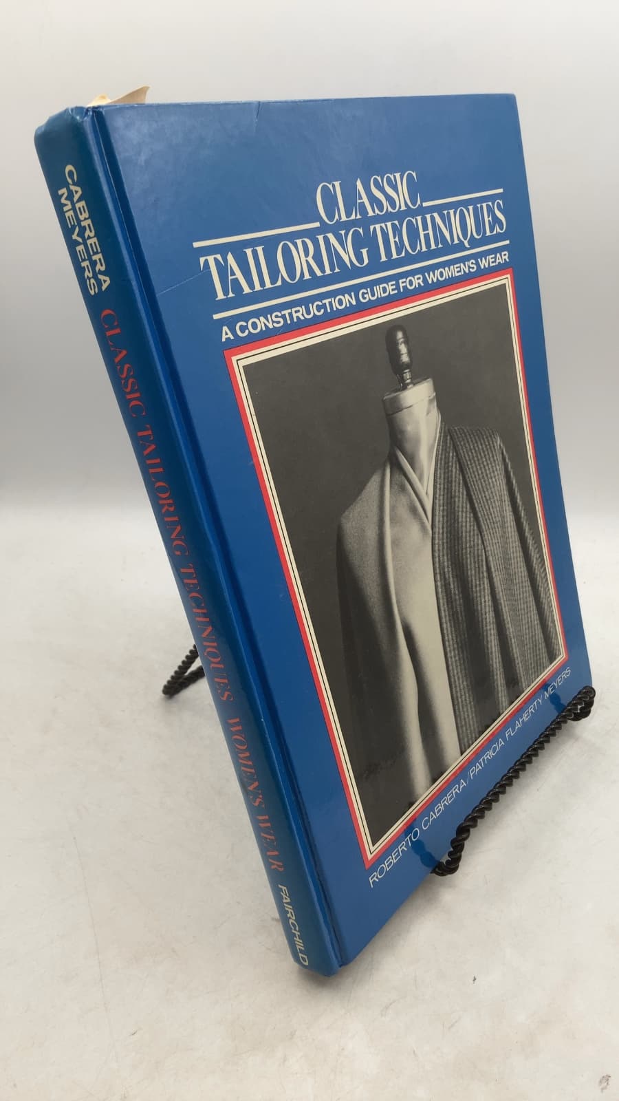 Classic Tailoring Techniques: A Construction Guide for Women's Wear by Roberto Cabrera, Patricia Flaherty Meyers - front cover