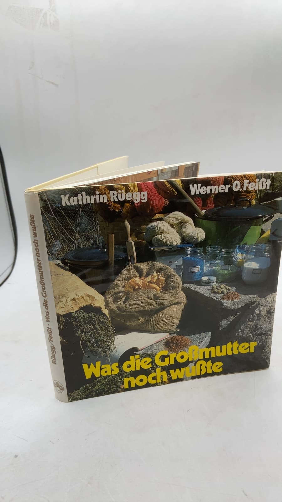Was die Großmutter noch wußte by Kathrin Rüegg, Werner O. Feißt - front cover