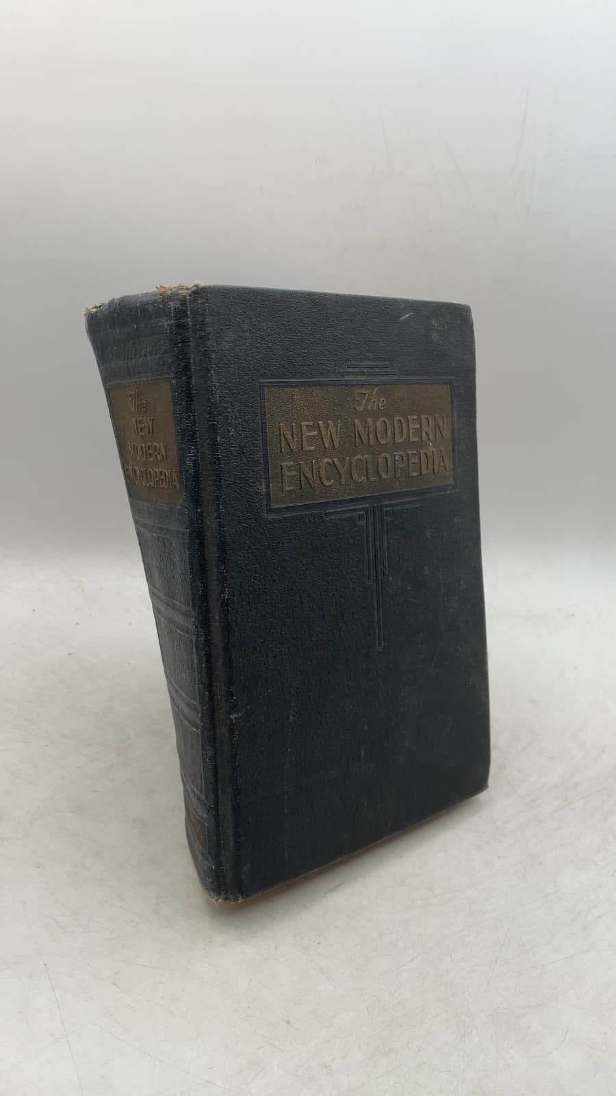 The New Modern Encyclopedia: A Library of World Knowledge by A. H. McDannald (Editor-in-Chief) - front cover