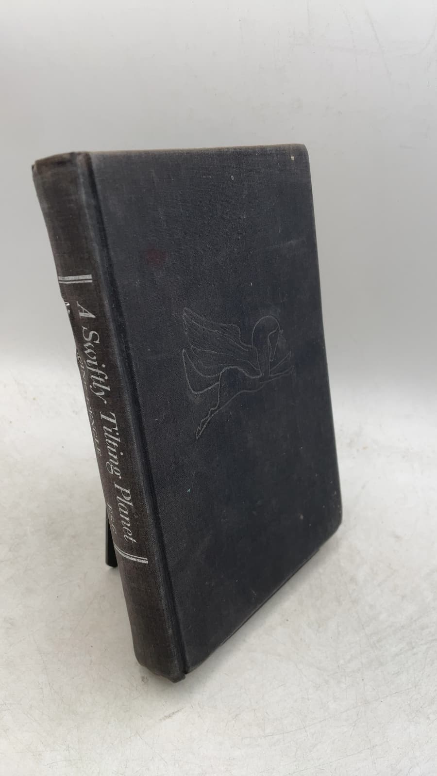 A Swiftly Tilting Planet by Madeleine L'Engle - front cover