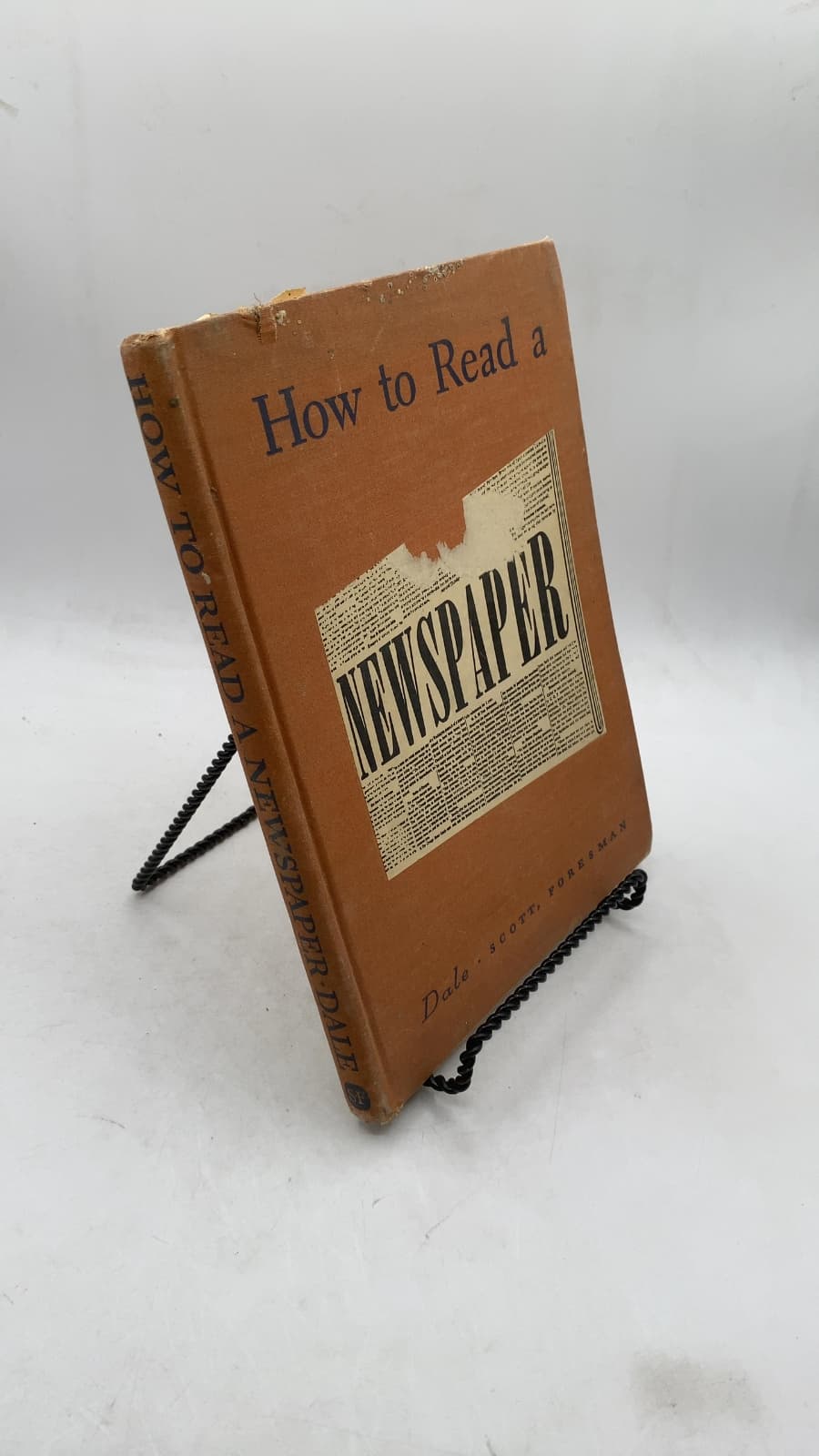 How to Read a Newspaper by Edgar Dale - front cover