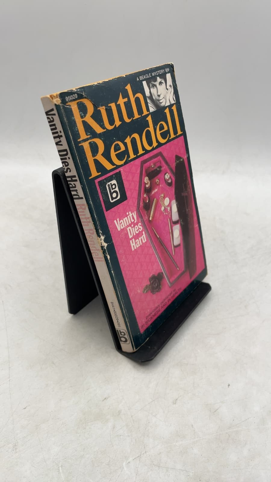 Vanity Dies Hard by Ruth Rendell - front cover