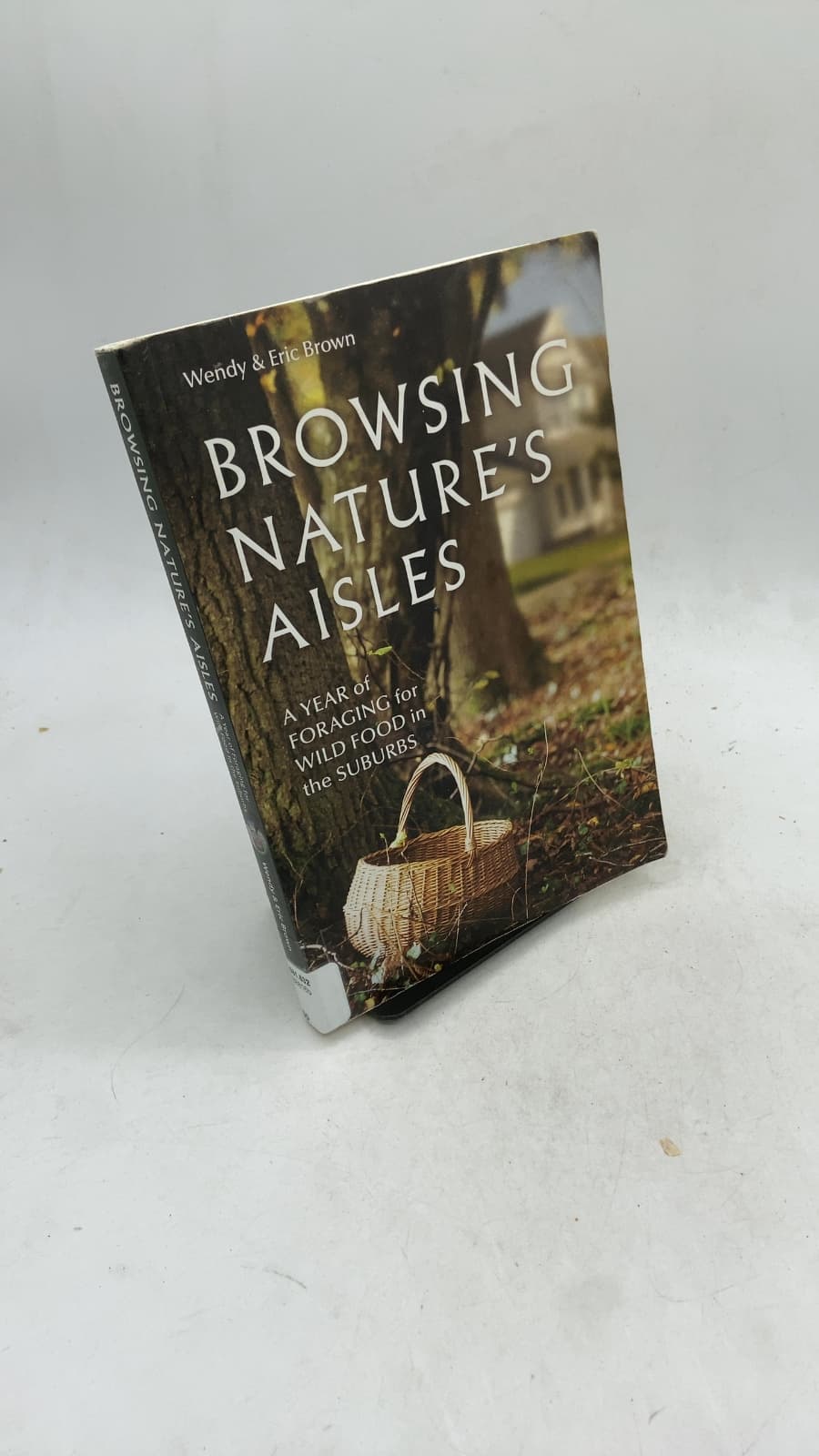 Browsing Nature's Aisles: A Year of Foraging for Wild Food in the Suburbs by Wendy & Eric Brown - front cover