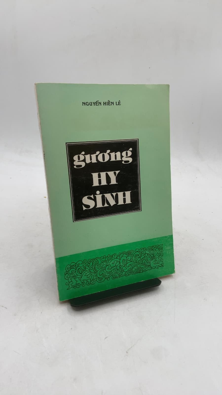 Gương Hy Sinh by Nguyễn Hiến Lê - front cover