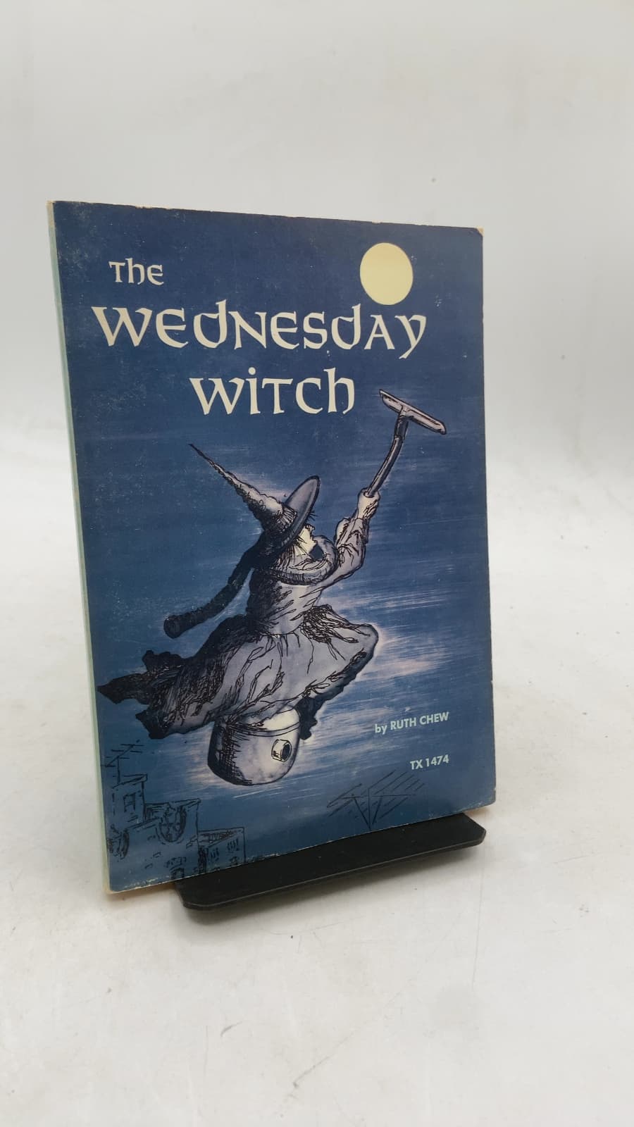 The Wednesday Witch by Ruth Chew - front cover