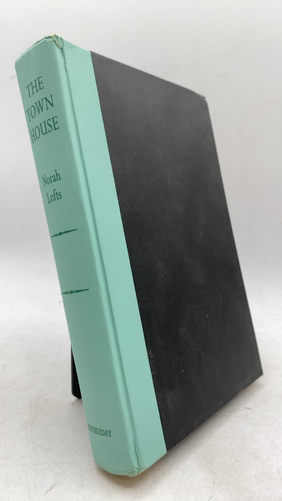 The Town House: The Building of the House by Norah Lofts - front cover